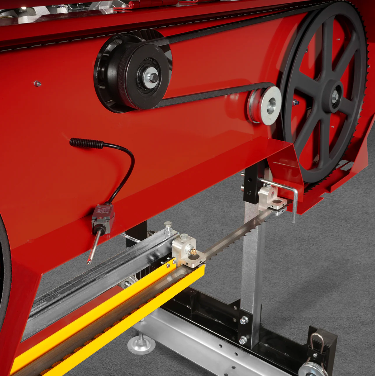 36" MAX Portable Sawmill, 25HP 688cc HONDA GX690 V-Twin Engine, 35" Board Width, 20' Track Length, (10 x Blades Included), SM-36HMAX